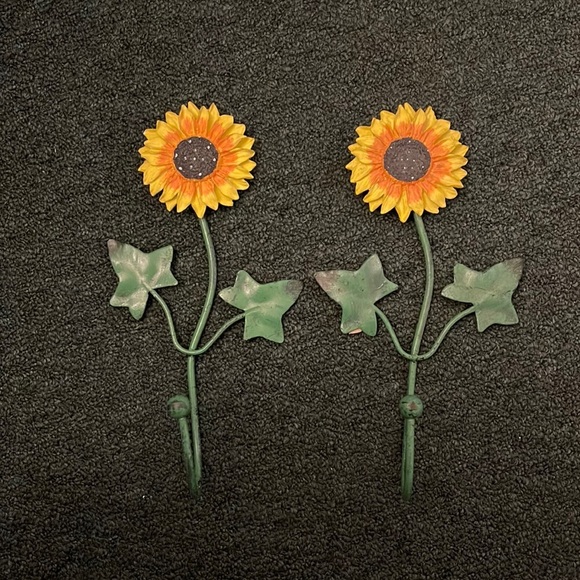 Sunflower hooks - Picture 1 of 3